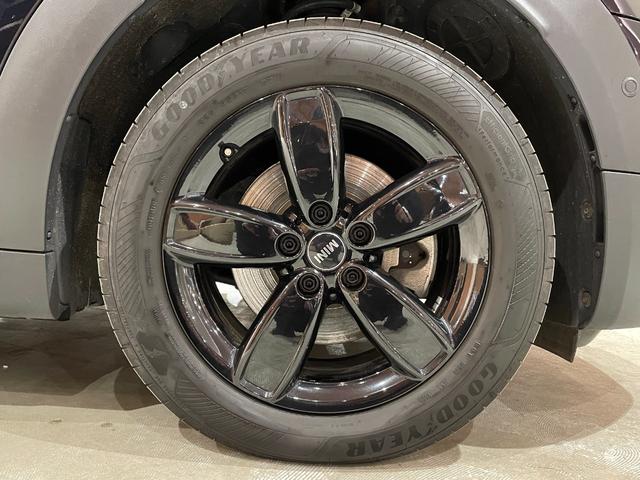 ＭＩＮＩ クーパーＤ　クロスオーバー　オール４　プレミアムプラスＰＫＧ　ＣＬＡＳＳＩＣＴＲＩＭ　シルバールーフ＆ミラーキャップ　ＡＣＣ　マルチディスプレイメーターパネル　革調シートカバー　シートヒーター　純正ＨＤＤナビ　バックカメラ　禁煙車（55枚目）
