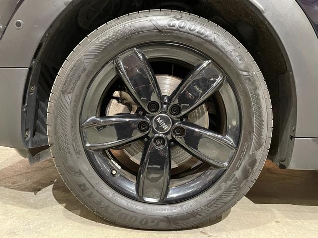 ＭＩＮＩ クーパーＤ　クロスオーバー　オール４　プレミアムプラスＰＫＧ　ＣＬＡＳＳＩＣＴＲＩＭ　シルバールーフ＆ミラーキャップ　ＡＣＣ　マルチディスプレイメーターパネル　革調シートカバー　シートヒーター　純正ＨＤＤナビ　バックカメラ　禁煙車（56枚目）
