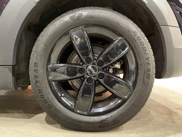ＭＩＮＩ クーパーＤ　クロスオーバー　オール４　プレミアムプラスＰＫＧ　ＣＬＡＳＳＩＣＴＲＩＭ　シルバールーフ＆ミラーキャップ　ＡＣＣ　マルチディスプレイメーターパネル　革調シートカバー　シートヒーター　純正ＨＤＤナビ　バックカメラ　禁煙車（57枚目）