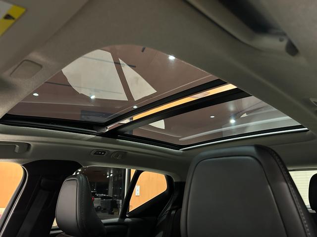 ＸＣ４０ Ｔ４　ＡＷＤ　モーメンタム　電動パノラマガラスサンルーフ　インテリセーフ　ハーフレザーシート　シートヒーター　メモリー付きパワーシート　ステアリングヒーター　ワイヤレスチャージング　３６０°カメラ　パワーテールゲート　禁煙車（11枚目）