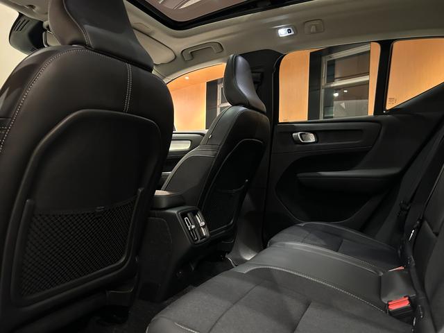 ＸＣ４０ Ｔ４　ＡＷＤ　モーメンタム　電動パノラマガラスサンルーフ　インテリセーフ　ハーフレザーシート　シートヒーター　メモリー付きパワーシート　ステアリングヒーター　ワイヤレスチャージング　３６０°カメラ　パワーテールゲート　禁煙車（32枚目）