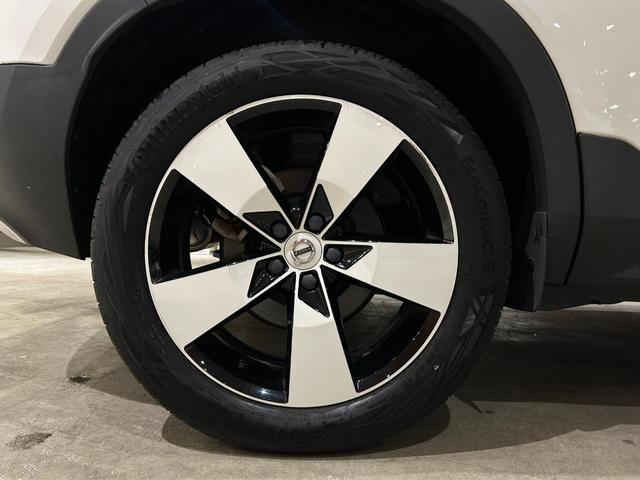 ＸＣ４０ Ｔ４　ＡＷＤ　モーメンタム　電動パノラマガラスサンルーフ　インテリセーフ　ハーフレザーシート　シートヒーター　メモリー付きパワーシート　ステアリングヒーター　ワイヤレスチャージング　３６０°カメラ　パワーテールゲート　禁煙車（56枚目）