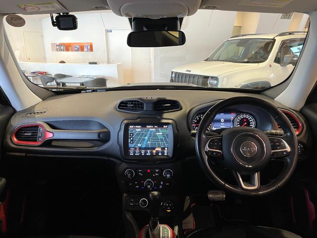 ジープ・レネゲード トレイルホーク　ワンオーナー　Ｕｃｏｎｎｅｃｔナビ　フルセグＴＶ　ＵＳＢ／Ｂｔ　バックカメラ　クルーズコントロール　レーンセンス　ブラインドスポットモニター　ヒルディセントコントロール　ＬＥＤヘッドライト　禁煙車（4枚目）