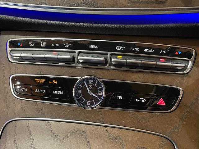 �}�b�g�u���b�N�Ƀz���C�g�̂k�h�a�d�q�`�k�`�̃��S�̌����ƊŔ��ڈ�ł��B