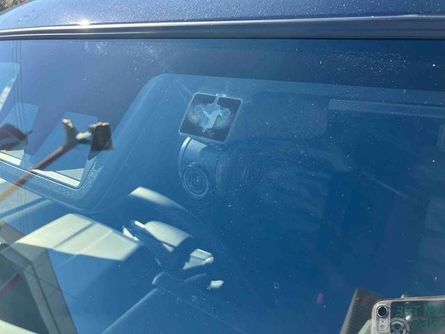 ・前後純正ドライブレコーダー付きでナビと連動し、事故直後の映像がその場でナビ画面で確認出来て大変便利です。