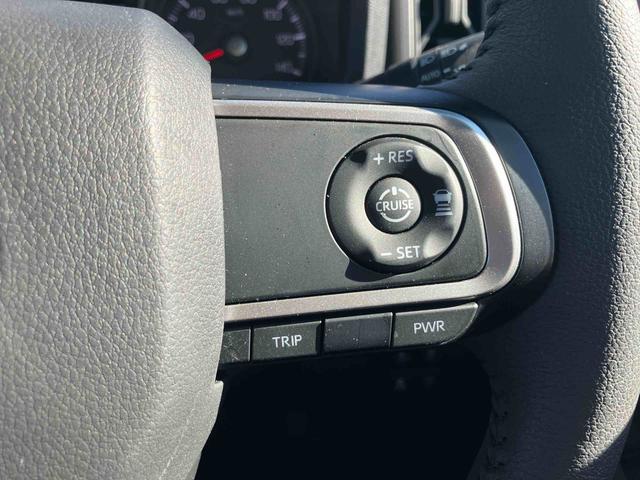 全車速追従機能付きアダプティブクルーズコントロールの操作スイッチです。遠出のお出かけで使用する高速道路の運転が楽になって疲労軽減につながる大変便利な機能です！