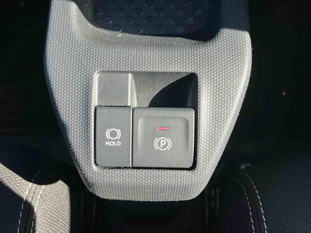 便利で快適な電動パーキングブレーキを装備！停車したときにブレーキペダルから足を離しても停車を維持する、ホールド機能が付いています。渋滞時など、ずっとブレーキペダルを踏んでいなくても良いので運転が楽に♪
