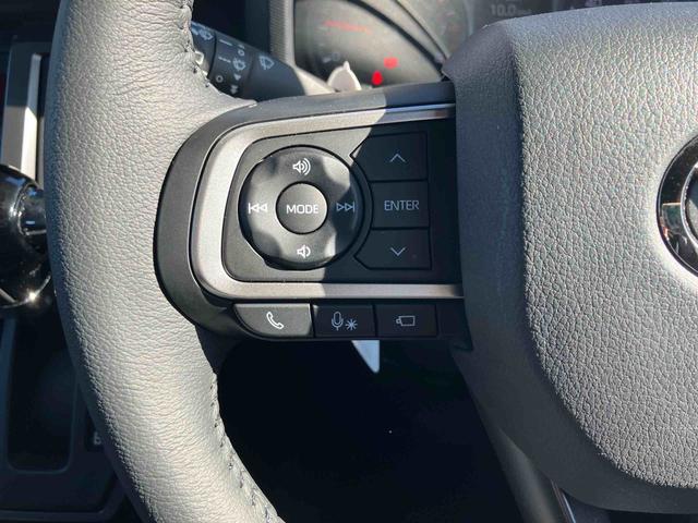 ナビゲーションの装着でステアリングホイール左側のスイッチが操作ができます。オーディオの操作、切替が可能になり、運転しながらでも扱えるので、とても便利です♪