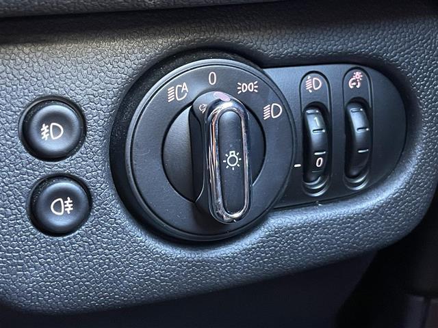 ＭＩＮＩ クーパーＤ　クラブマン　禁煙車　純正ナビ　Ｂｌｕｅｔｏｏｔｈ　ドライブレコーダー　アイドリングストップ　横滑り防止装置　ＬＥＤヘッドライト　クルーズコントロール　シートヒーター　インテリジェントセーフティ（17枚目）