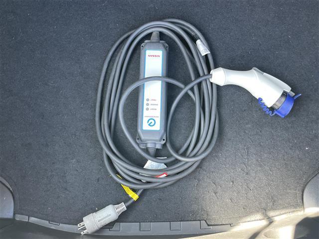 リーフ ニスモ　純正ナビ　全方位　フルセグＴＶ　衝突軽減ブレーキ　ＥＴＣ　ビルトインＥＴＣ　前方ドラレコ　前席シートヒーター　ステアリングヒーター　オートライト　ＬＥＤヘッドライト純正フロアマット（4枚目）