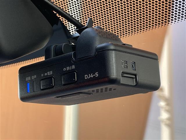 リーフ ニスモ　純正ナビ　全方位　フルセグＴＶ　衝突軽減ブレーキ　ＥＴＣ　ビルトインＥＴＣ　前方ドラレコ　前席シートヒーター　ステアリングヒーター　オートライト　ＬＥＤヘッドライト純正フロアマット（12枚目）