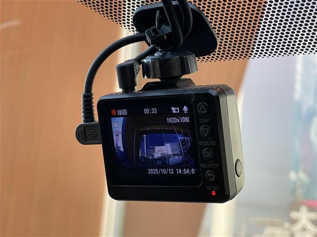 ヤリス ハイブリッドＺ　１オーナー全方位カメラ　フルセグＴＶ　Ｂｌｕｅｔｏｏｔｈオーディオ　ＥＴＣ　前後ドライブレコーダー　純正フロアマット　ＬＥＤヘッドライト　ディスプレイオーディオ　追従型クルコン（4枚目）