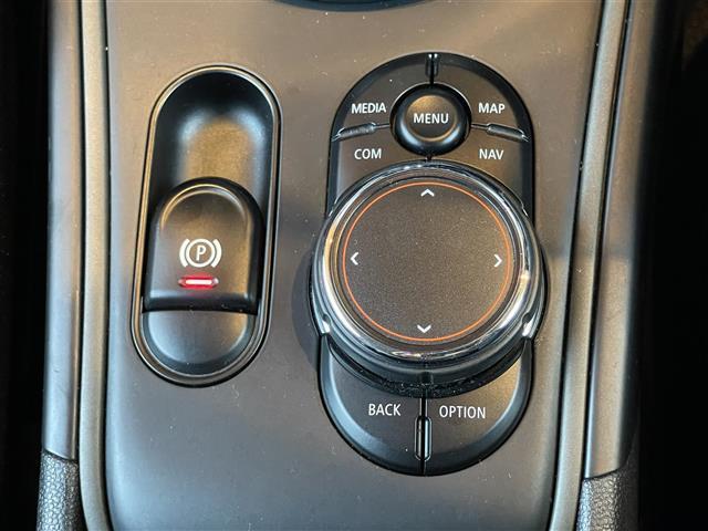 MINI クーパーD クロスオーバー 禁煙車 純正ナビ Bluetooth バックカメラ アンビエントライト リアパークディスタンスコントロール MINIロゴプロジェクションライト 保証書 取扱説明書(8枚目)