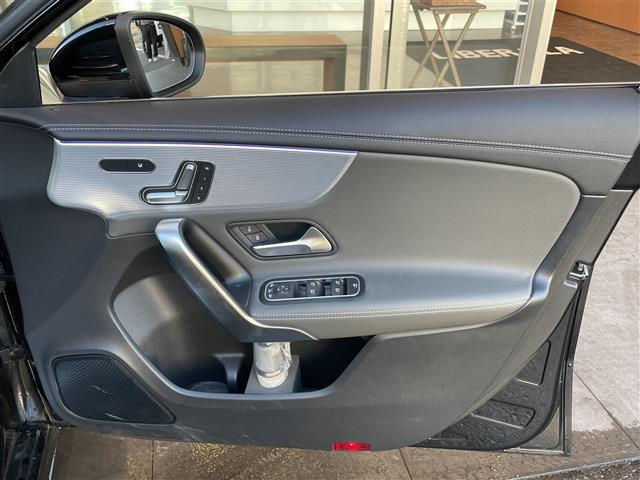 Aクラス A200d AMGライン 禁煙車 サンルーフ 純正ナビ Bluetooth バックモニター 全周囲カメラ パノラミックスライディングルーフ レーダーセーフティーP レザーエクスクルールーシブP 純正18インチアルミホイール(27枚目)