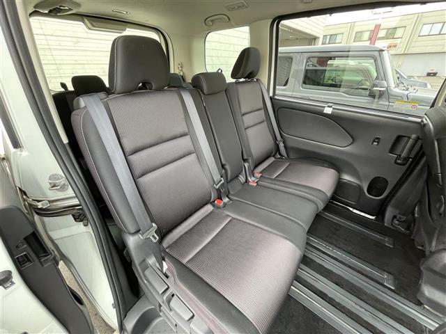 セレナ ハイウェイスターＧ　純正９型ナビ　ＣＤ　ＤＶＤ　ＢＤ　ＳＤ　ＵＳＢ　ＢＴ　フルセグＴＶ　両側パワースライドドア　アラウンドビューモニター　ビルトインＥＴＣ　横滑り防止装置　エマブレ　アイドリングストップ　純正フロアマット（24枚目）