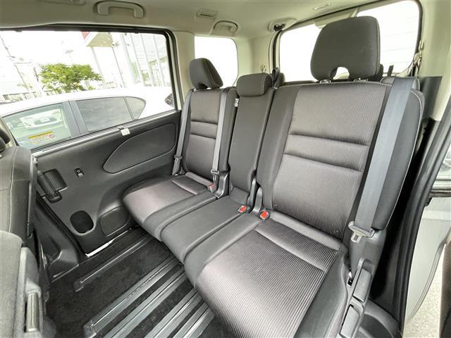 セレナ ハイウェイスターＧ　純正９型ナビ　ＣＤ　ＤＶＤ　ＢＤ　ＳＤ　ＵＳＢ　ＢＴ　フルセグＴＶ　両側パワースライドドア　アラウンドビューモニター　ビルトインＥＴＣ　横滑り防止装置　エマブレ　アイドリングストップ　純正フロアマット（26枚目）