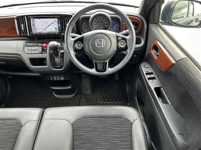 Ｎ－ＯＮＥ プレミアム　ワンオーナー　衝突軽減ブレーキ　革巻きステアリング　クルーズコントロール　アイドリングストップ　ＥＴＣ　ハーフレザーシート　ステアリングスイッチ　純正ナビ　ＢＴ　バックカメラ　ＨＩＤヘッドライト（9枚目）