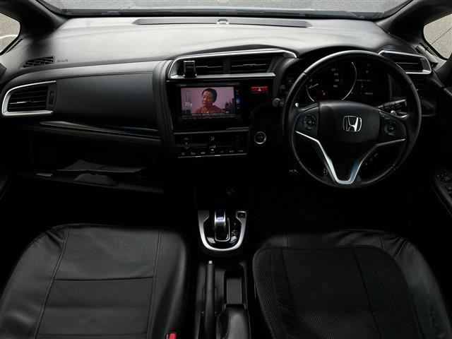 フィットハイブリッド Sパッケージ 横滑り防止 パドルシフト ステアリングスイッチ 純正ナビ バックカメラ 社外ETC ドライブレコーダー(前方) LEDヘッドライト 冬タイヤ フォグランプ スマートキー スペアキー チップアップシート(2枚目)