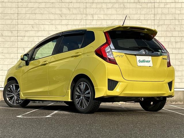 フィットハイブリッド Sパッケージ 横滑り防止 パドルシフト ステアリングスイッチ 純正ナビ バックカメラ 社外ETC ドライブレコーダー(前方) LEDヘッドライト 冬タイヤ フォグランプ スマートキー スペアキー チップアップシート(3枚目)