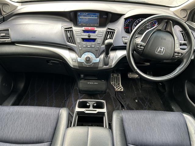 オデッセイ アブソルート 横滑り防止 フリップダウンモニター クルーズコントロール 全方位カメラ パドルシフト 純正ナビ(フルセグ、Bluetooth、CD/DVD、AM/FM) 純正ETC ハーフレザーシート スマートキー(4枚目)