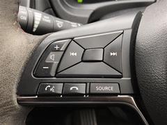【ステアリングスイッチ】手元のボタンから、オーディオやナビなどの操作ができるので、よそ見をせずに安全に運転に集中できます！ 4