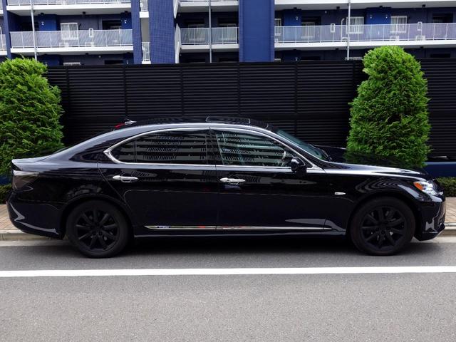 ＬＳ ＬＳ６００ｈＬ　サンルーフ　黒革　パワーシート　マークレビンソン　ＨＤＤ　地デジ　ＤＶＤ　リアエンタメ　フリップダウンモニター　バックカメラ　レーダークルーズ　プリクラッシュ（4枚目）