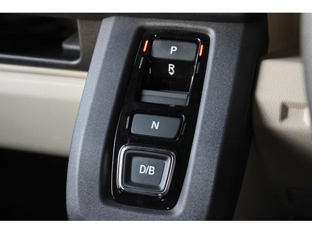 Ｈｏｎｄａ軽で初採用のエレクトリックギアセレクター。後退するＲは引き、前進するＤ／Ｂは押す、感覚にマッチした操作感です。