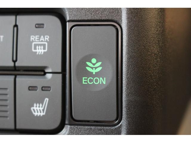 ワンプッシュで起動できるＥＣＯＮモード。アクセル操作に対する加速を穏やかにするとともに、空調の強さを調整することで電力消費を抑え、走行距離を延ばせます。