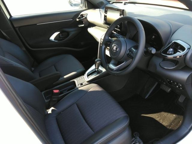 ヤリスクロス ハイブリッドＺ　ワンオーナー　キーレス　フルセグ　ナビ＆ＴＶ　１８アルミホイール　エアバッグ　オートマ　フル装備　ＥＴＣ　バックカメラ　スマートキー（2枚目）