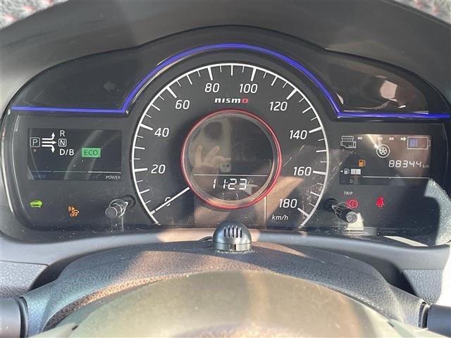 ノート e-パワー ニスモ 純正ナビ・TV・Bluetooth・CD・DVD/全方位カメラ/ETC/ドライブレコーダー/オートライト/純正アルミ/LEDヘッドライト/衝突軽減システム/車線逸脱警報/スマートキー(4枚目)