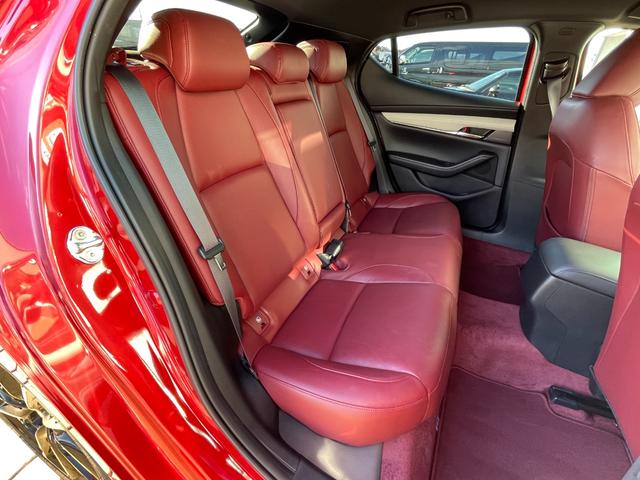 MAZDA3ファストバック 20S 100周年特別記念車 禁煙車 全方位モニター レーダークルコン 前後Pセンサー エマブレ レーンキープ BSM HUD LEDヘッドランプ 純正ナビTV BOSE 純正レッド革シート 前席シートヒーター 運転席パワーシート(26枚目)