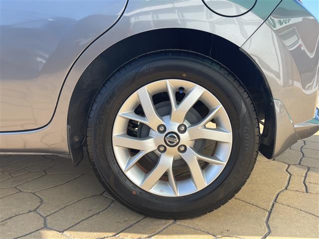 ノート ｅ－パワー　メダリスト　◇純正ナビゲーション→ＣＤ／ＤＶＤ再生◇全方位カメラ◇ビルトインＥＴＣ◇クルーズコントロール◇クリアランスソナー◇ステアリングリモコン◇ＬＥＤオートライト◇フォグランプ◇純正１５イン（17枚目）