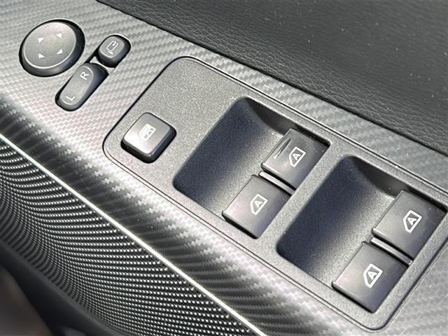 デリカＤ：５ Ｐ　純正１１型ナビ　全周囲Ｃ　オートステップ　両側電動スライド　電動リアゲート　ＥＴＣ　レーダークルーズ　パドルシフト　シートヒーター　ステアヒーター　ＴＶキャンセラー　ＤＶＤ再生　ＢＳＭ　純正１８ＡＷ（17枚目）