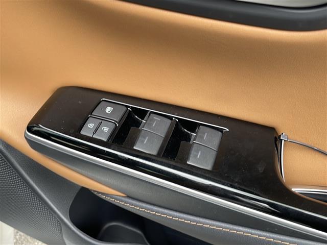クラウンハイブリッド Ｓ　Ｆｏｕｒ　エレガンススタイルＩＩ　純正ナビ　バックＣ　専用ツートンハーフレザーシート　フルセグ　ＢＳＭ　ビルドインＥＴＣ　電動シート　シートヒーター　ステアヒーター　レーダークルーズ　前後ドラレコ　電動リアサンシェード　純正１８ＡＷ（5枚目）