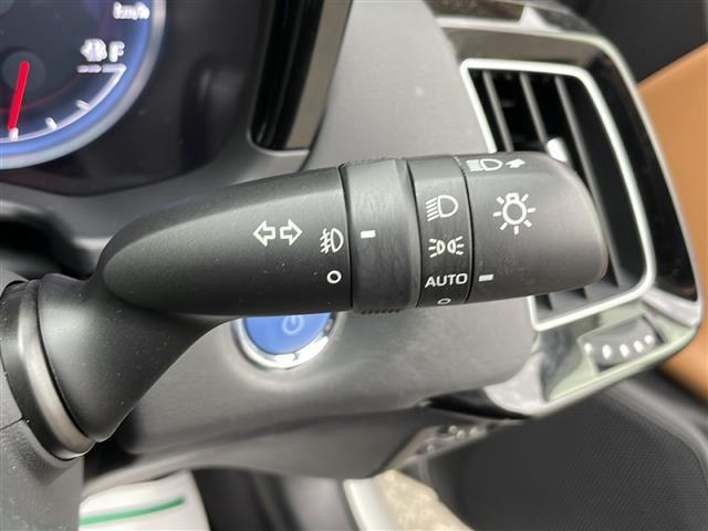 クラウンハイブリッド Ｓ　Ｆｏｕｒ　エレガンススタイルＩＩ　純正ナビ　バックＣ　専用ツートンハーフレザーシート　フルセグ　ＢＳＭ　ビルドインＥＴＣ　電動シート　シートヒーター　ステアヒーター　レーダークルーズ　前後ドラレコ　電動リアサンシェード　純正１８ＡＷ（12枚目）