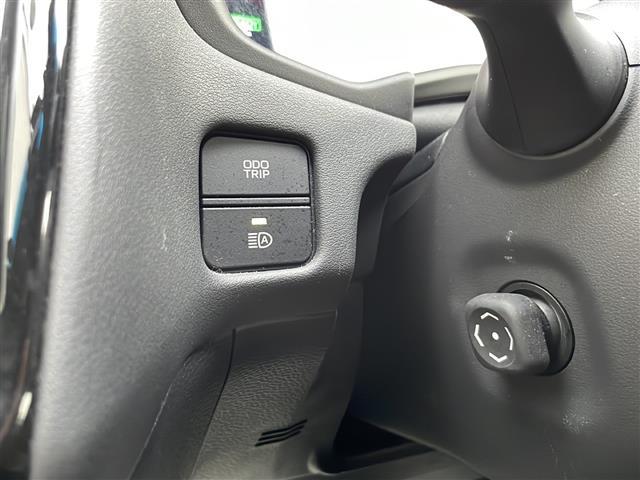 クラウンハイブリッド Ｓ　Ｆｏｕｒ　エレガンススタイルＩＩ　純正ナビ　バックＣ　専用ツートンハーフレザーシート　フルセグ　ＢＳＭ　ビルドインＥＴＣ　電動シート　シートヒーター　ステアヒーター　レーダークルーズ　前後ドラレコ　電動リアサンシェード　純正１８ＡＷ（14枚目）