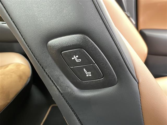 クラウンハイブリッド Ｓ　Ｆｏｕｒ　エレガンススタイルＩＩ　純正ナビ　バックＣ　専用ツートンハーフレザーシート　フルセグ　ＢＳＭ　ビルドインＥＴＣ　電動シート　シートヒーター　ステアヒーター　レーダークルーズ　前後ドラレコ　電動リアサンシェード　純正１８ＡＷ（23枚目）