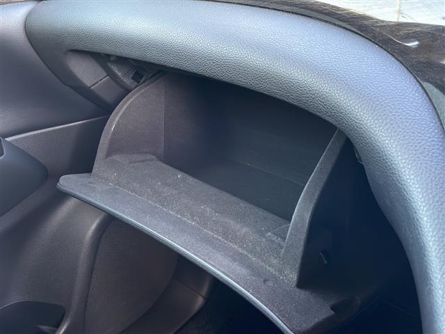 エルグランド ２５０ハイウェイスターアーバンクロム　両側パワースライドドア　ナビ　Ｂｌｕｅｔｏｏｔｈ　ＤＶＤ再生　フルセグ　ＥＴＣ　ハーフレザーシート　オットマン　純正フロアマット　ＨＩＤオートライト　スマートキー　１６インチＡＷ　ＭＴモード付ＡＴ（22枚目）