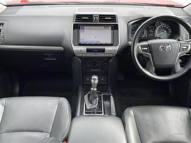 ランドクルーザープラド ＴＸ　Ｌパッケージ・ブラックエディション　ＳＲ　純正９型ナビ　電動革シート　フルセグ　ＥＴＣ　バックＣ　エアシートヒーター　ルーフレール　レーダークルーズ　純正１８ブラックＡＷ　コーナーセンサー　ヘッドライトウォッシャー　オートＬＥＤライト（5枚目）
