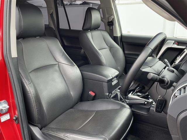 ランドクルーザープラド ＴＸ　Ｌパッケージ・ブラックエディション　ＳＲ　純正９型ナビ　電動革シート　フルセグ　ＥＴＣ　バックＣ　エアシートヒーター　ルーフレール　レーダークルーズ　純正１８ブラックＡＷ　コーナーセンサー　ヘッドライトウォッシャー　オートＬＥＤライト（6枚目）