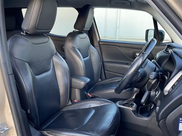 ジープ・レネゲード リミテッド　ブラインドスポットモニター　ルーフレール　バックカメラ　ディスプレイオーディオ　ＦＭ／ＡＭ　ＡＵＸ　パワーシート　シートヒーター　ステアリングヒーター　純正フロアマット　コーナーセンサー　ＨＩＤライト（3枚目）