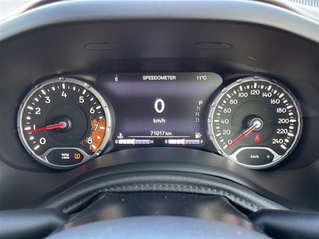 ジープ・レネゲード リミテッド　ブラインドスポットモニター　ルーフレール　バックカメラ　ディスプレイオーディオ　ＦＭ／ＡＭ　ＡＵＸ　パワーシート　シートヒーター　ステアリングヒーター　純正フロアマット　コーナーセンサー　ＨＩＤライト（5枚目）