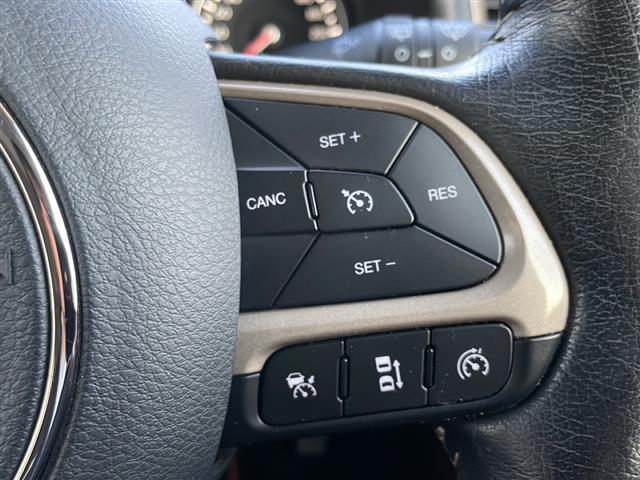 ジープ・レネゲード リミテッド　ブラインドスポットモニター　ルーフレール　バックカメラ　ディスプレイオーディオ　ＦＭ／ＡＭ　ＡＵＸ　パワーシート　シートヒーター　ステアリングヒーター　純正フロアマット　コーナーセンサー　ＨＩＤライト（7枚目）