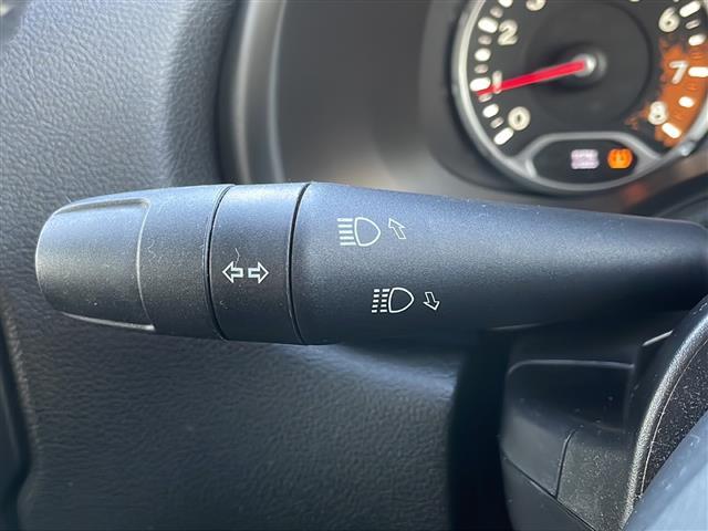 ジープ・レネゲード リミテッド　ブラインドスポットモニター　ルーフレール　バックカメラ　ディスプレイオーディオ　ＦＭ／ＡＭ　ＡＵＸ　パワーシート　シートヒーター　ステアリングヒーター　純正フロアマット　コーナーセンサー　ＨＩＤライト（8枚目）