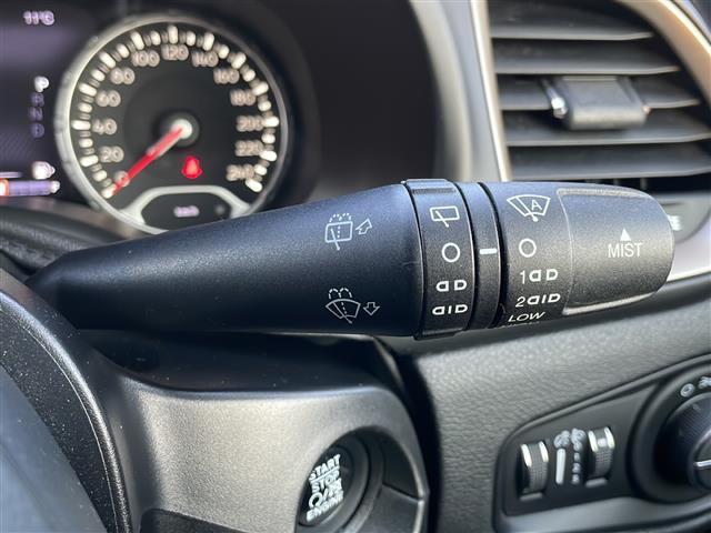 ジープ・レネゲード リミテッド　ブラインドスポットモニター　ルーフレール　バックカメラ　ディスプレイオーディオ　ＦＭ／ＡＭ　ＡＵＸ　パワーシート　シートヒーター　ステアリングヒーター　純正フロアマット　コーナーセンサー　ＨＩＤライト（9枚目）