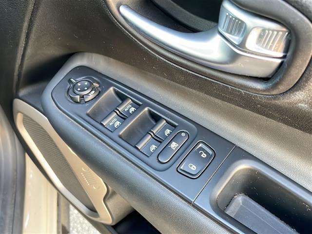 ジープ・レネゲード リミテッド　ブラインドスポットモニター　ルーフレール　バックカメラ　ディスプレイオーディオ　ＦＭ／ＡＭ　ＡＵＸ　パワーシート　シートヒーター　ステアリングヒーター　純正フロアマット　コーナーセンサー　ＨＩＤライト（10枚目）