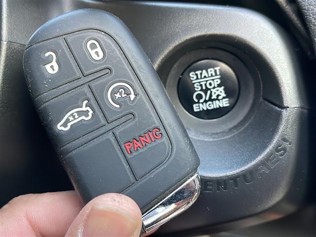 ジープ・レネゲード リミテッド　ブラインドスポットモニター　ルーフレール　バックカメラ　ディスプレイオーディオ　ＦＭ／ＡＭ　ＡＵＸ　パワーシート　シートヒーター　ステアリングヒーター　純正フロアマット　コーナーセンサー　ＨＩＤライト（11枚目）