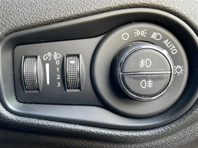 ジープ・レネゲード リミテッド　ブラインドスポットモニター　ルーフレール　バックカメラ　ディスプレイオーディオ　ＦＭ／ＡＭ　ＡＵＸ　パワーシート　シートヒーター　ステアリングヒーター　純正フロアマット　コーナーセンサー　ＨＩＤライト（12枚目）