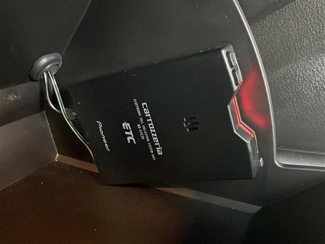 ジープ・レネゲード リミテッド　ブラインドスポットモニター　ルーフレール　バックカメラ　ディスプレイオーディオ　ＦＭ／ＡＭ　ＡＵＸ　パワーシート　シートヒーター　ステアリングヒーター　純正フロアマット　コーナーセンサー　ＨＩＤライト（13枚目）