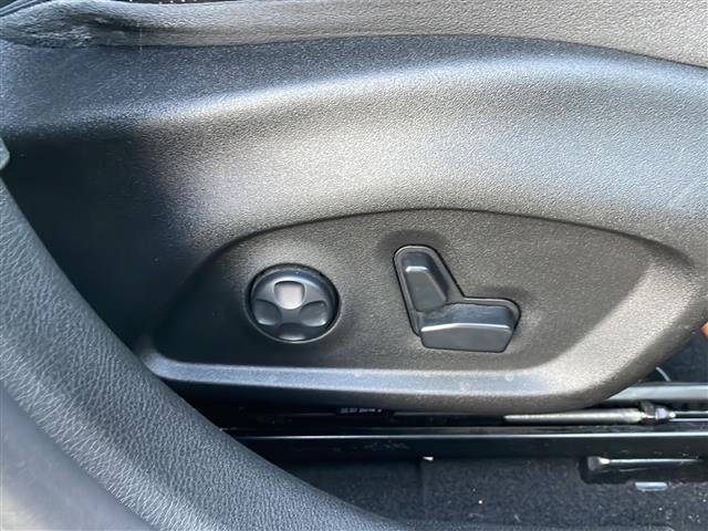 ジープ・レネゲード リミテッド　ブラインドスポットモニター　ルーフレール　バックカメラ　ディスプレイオーディオ　ＦＭ／ＡＭ　ＡＵＸ　パワーシート　シートヒーター　ステアリングヒーター　純正フロアマット　コーナーセンサー　ＨＩＤライト（14枚目）